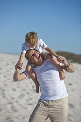 Vater und Sohn spielen am Strand - ZEF002347