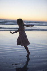 Kleines Mädchen am Strand tanzt in der Abenddämmerung - ZEF002346