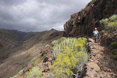 Kanarische Inseln, La Gomera, Alajero, Frau geht auf Wanderweg Sendero Quise - SIEF006436