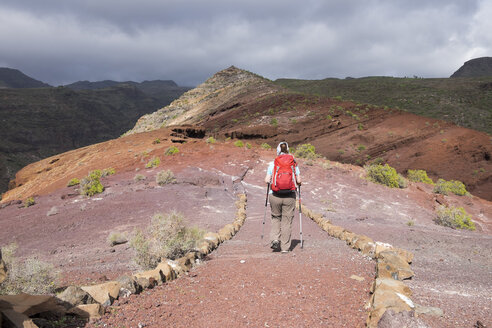 Kanarische Inseln, La Gomera, Alajero, Frau geht auf Wanderweg Sendero Quise - SIEF006438