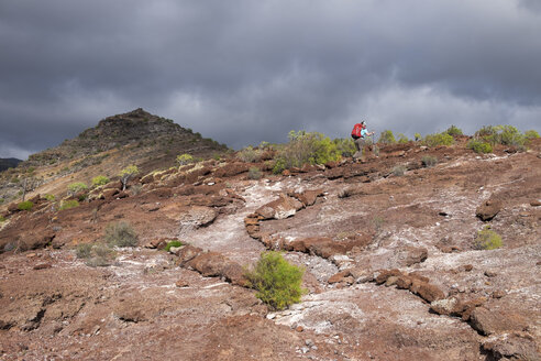 Kanarische Inseln, La Gomera, Alajero, Frau geht auf Wanderweg Sendero Quise - SIEF006439