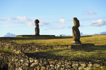 Osterinsel, Hanga Roa, Traveller und Moai-Steinfiguren im Tahai Ceremonial Complex, archäologische Stätte - GEMF000016