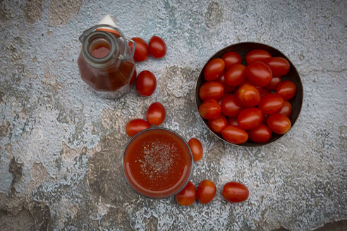 Glas und Flasche mit Tomatensaft und Tomaten - LVF002705