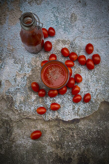 Glas und Flasche mit Tomatensaft und Tomaten - LVF002706