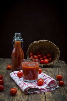 Glas und Flasche mit Tomatensaft und Tomaten - LVF002707