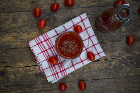 Glas Tomatensaft und Tomaten auf Küchenhandtuch - LVF002709