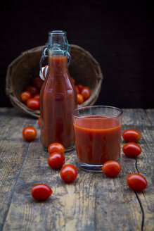 Glas und Flasche mit Tomatensaft und Tomaten - LVF002710