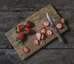 Sliced strawberries, cutting board and knife - MGOF000040