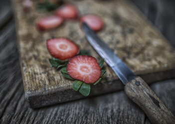 In Scheiben geschnittene Erdbeeren, Schneidebrett und Messer - MGOF000041