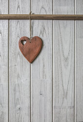 Romantische Dekoration mit einem Herz auf Holz - MGOF000044