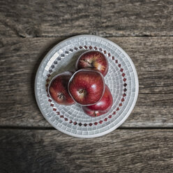 Vier rote Äpfel auf einem Teller - MGOF000045