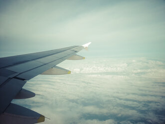 Blick auf Wolken aus dem Flugzeugfenster - KRPF001196