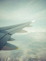 Blick auf Wolken aus dem Flugzeugfenster - KRPF001197