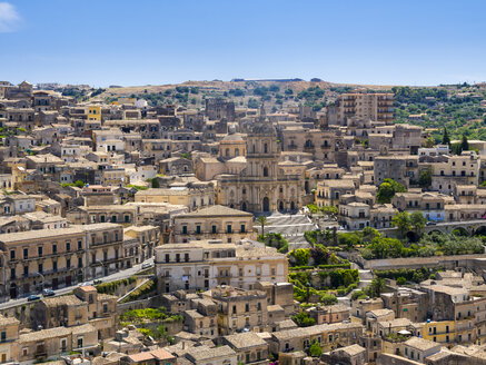 Italien, Sizilien, Provinz Ragusa, Blick auf Modica mit der Kirche San Giorgio - AMF003677