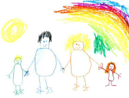 Kinderzeichnung einer glücklichen Familie bei einem Spaziergang unter dem Regenbogen - CMF000218