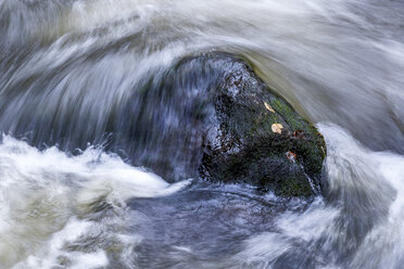 Österreich, Fluss Aist, Stein und fließendes Wasser - EJWF000664