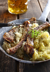 Spare Ribs mit Sauerkraut und Kartoffelpüree in der Pfanne - KSWF001383