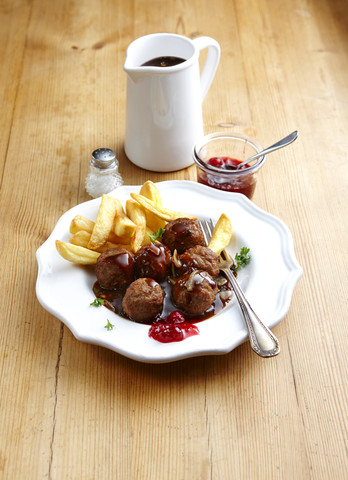 Köttbullar und Pommes frites mit Soße und Preiselbeeren, lizenzfreies Stockfoto