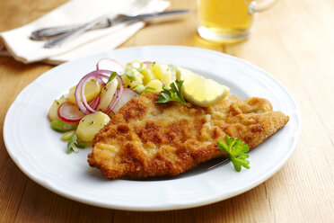 Gericht aus Schnitzel und Bratkartoffeln - KSWF001396