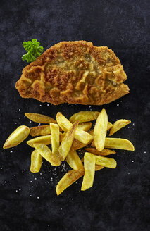 Schnitzel und Pommes frites auf dunklem Grund - KSWF001401