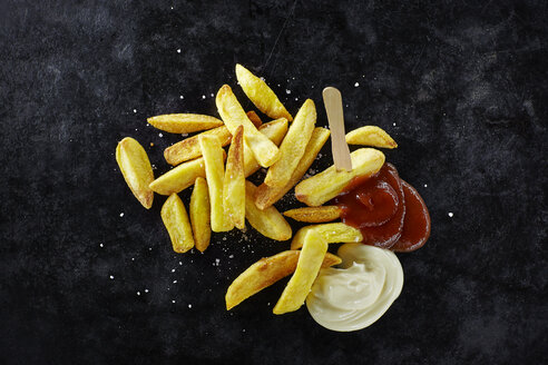 Pommes frites mit Mayonnaise und Ketchup - KSWF001405
