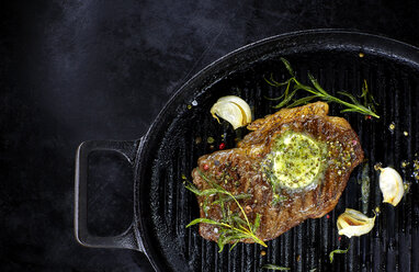 Rump steak with herbed butter, rosmary and garlic in frying pan - KSWF001411