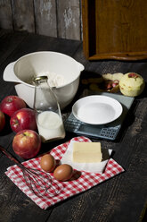Ingredients of apple pie - MAEF009677