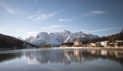 Italien, Venetien, Belluno, Misurina-See im Herbst - MKFF000146