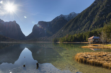 Italien, Südtirol, Toblacher See im Herbst - MKFF000147