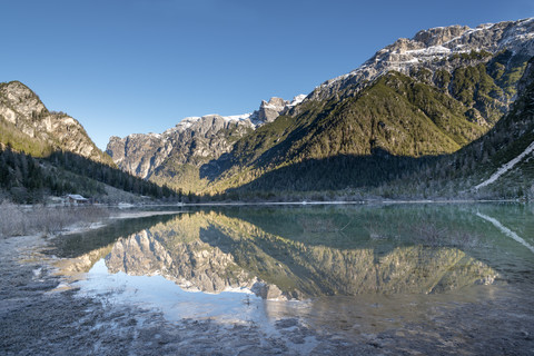 Italien, Südtirol, Dürrensee im Herbst, lizenzfreies Stockfoto