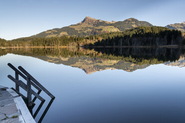 Austria, Tyrol, Kitzbuehel, Schwarzsee in autumn - MKFF000150