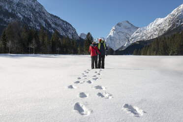 Österreich, Tirol, Pertisau, Paar in Winterlandschaft stehend - MKFF000160