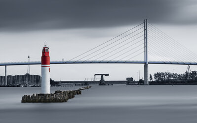 Deutschland, Mecklenburg-Vorpommern, Stralsund, Hafen und Rügenbrücke, Strelasundübergang - MKFF000163