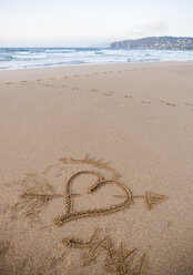 Spanien, Valdovino, Herz im Sand am Strand von Frouxeira gemalt - RAEF000021