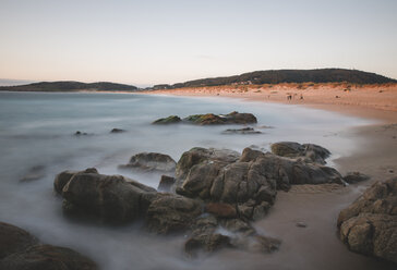 Spanien, Galicien, El Ferrol, Doninos Strand bei Sonnenuntergang, Langzeitbelichtung - RAEF000019