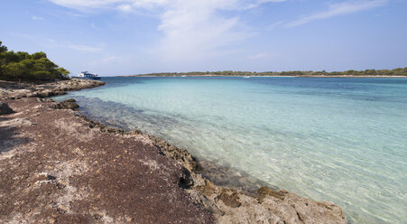 Spanien, Balearische Inseln, Menorca, Strand Son Saura - RAEF000020