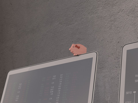 Holzschwein Spielzeug auf Laptop mit Aktienkurs auf dem Display, 3D Rendering, lizenzfreies Stockfoto