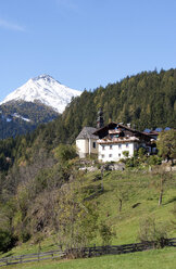 Austria, East Tyrol, Oberpeischlach, chapel Maria Heimsuchung and Deferegg Alps in autumn - WWF003594
