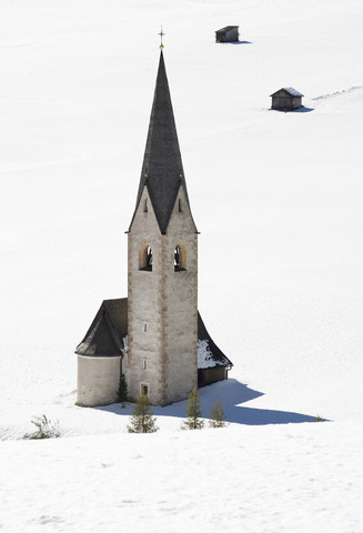 Österreich, Osttirol, Kals am Großglockner, schneebedeckte Kirche St. Georg, lizenzfreies Stockfoto