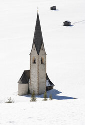 Österreich, Osttirol, Kals am Großglockner, schneebedeckte Kirche St. Georg - WWF003595