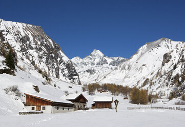 Austria, East Tyrol, Kals am Grossglockner, Hohe Tauern, alpine hut and Grossglockner - WWF003597