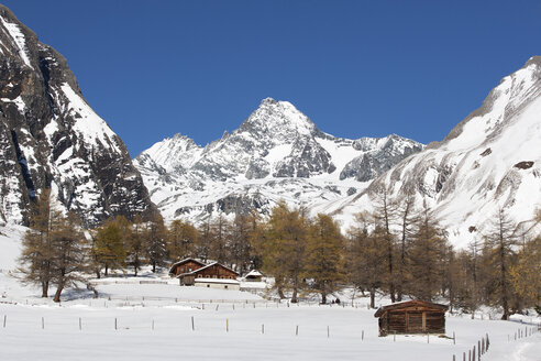 Österreich, Osttirol, Kals am Großglockner, Hohe Tauern, Almhütte und Großglockner - WWF003599