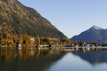 Germany, Bavaria, Lake Walchensee and Walchensee village with Jochberg mountain in background - LBF001009