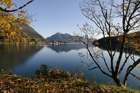 Deutschland, Bayern, Walchensee und Walchensee Dorf mit Jochberg im Hintergrund, lizenzfreies Stockfoto
