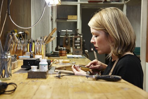 Goldschmied in der Werkstatt bei der Arbeit - EDF000085