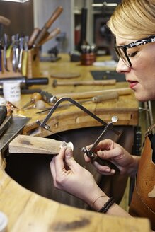 Goldschmied in der Werkstatt bei der Arbeit - EDF000091