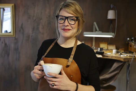 Goldschmied in der Werkstatt bei der Kaffeepause, lizenzfreies Stockfoto