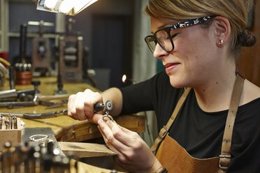 Goldschmied in der Werkstatt bei der Arbeit - EDF000103