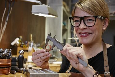 Porträt eines Goldschmieds in einer Werkstatt bei der Arbeit - EDF000113