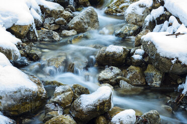 Deutschland, Bayern, Stillachtal, Bergbach im Winter - WGF000588